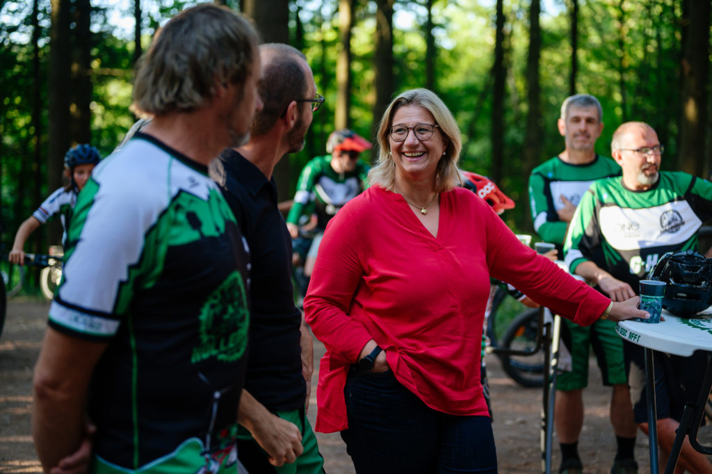 Sommertour der Ministerpräsidentin (2022) Besuch des Bikeparks "Grüne Hölle Freisen"
// Foto: Saarland/Oliver Dietze